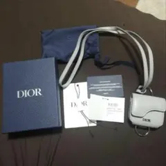 ディオール　AIRPODS PRO ケース　ライトグレー　シャツデニムパンツ