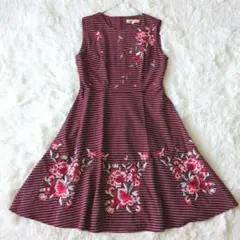 アマルフィー　AMARPHIE花柄ノースリーブひざ丈ワンピース アマルフィAMARPHIE 花刺繍 膝丈ワンピース 光沢 - メルカリ