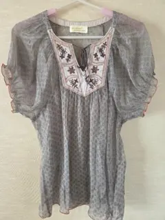 w closet フリーサイズ 刺繍ブラウス リボン付き グレー系 一度着用のみのサムネイル