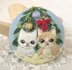 No.560「猫たちのクリスマス」刺繍ブローチ　ハンドメイド