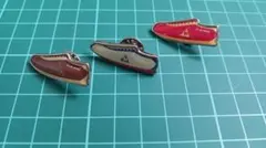 ルコック　スニーカー型メタルピンバッジ3個セット
