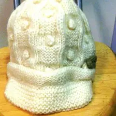 お花がワンポイントのキャスケット型ニット帽