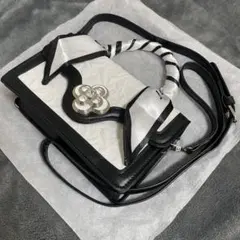 モノトーン フラワーモチーフ ショルダーバッグ