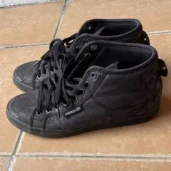 adidas ブラック ハイカットスニーカー