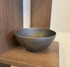 黒色の陶器製中型ボウル