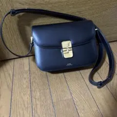 美品】A.P.C. レザー コートニー ショルダーバッグ 巾着バッグ - メルカリ