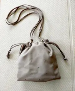 グレージュ 巾着型 ショルダーバッグ ゴールドスタッズ　grove