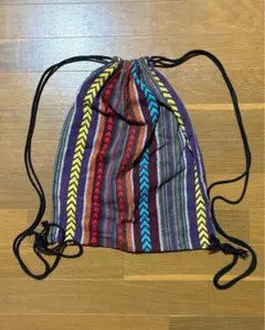 多色ストライプ模様の布製リュック