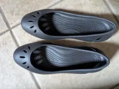 Crocs フラットシューズ ブラック W 6のサムネイル