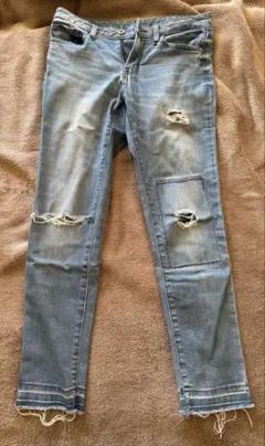 GU ダメージ加工ライトブルーデニムパンツ