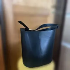 黒いレザーショルダーバッグ
