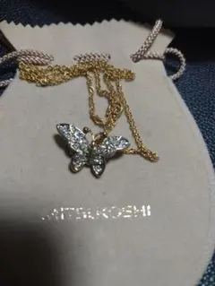 キラキラ蝶々のネックレス