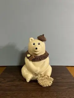 クマの陶器置物 編み物の帽子付き クマの陶器置物 編み物の帽子とカゴ付き - メルカリ