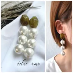 グリーン変形カボション×3連ビッグ　ホワイトコットンパール　ピアス