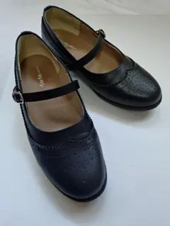 ストラップ付きブラックフラットシューズ