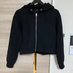 GU ショート丈　クロップド丈　パーカー　黒　ブラック
