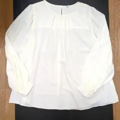 ユニクロ　オフホワイトブラウス