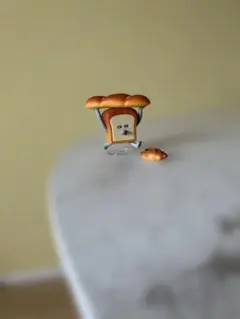 パンどろぼう にがあし ウインナーパン ガチャガチャ トイ