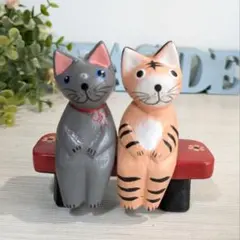 木彫りロシアンブルー＆しま猫 赤色ベンチセット 猫の置物　バリ雑貨 バリ猫