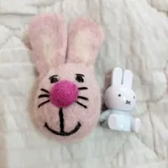 ハンドメイド羊毛フェルト ウサギ ストラップ付き - メルカリ