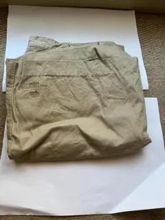 ベージュ チノパン 刺繍ロゴ付き