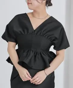 【美品】ur's ディープVネッククロップドフリルトップス トップス レディースのサムネイル