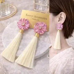 桜ピンクガラスフラワー×アイボリーロングタッセル　ピアス　イヤリング