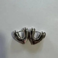ANNIKA INEZ スモール ハートフープ ピアス