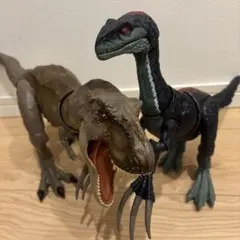ティラノサウルスとテリジノサウルスのセットです⭐︎