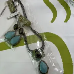 青色と黒色のペンダントとイヤリングセット