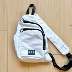 【6/7まで】GAP KIDS ボディバッグ　ショルダーバッグ　スリングバッグのサムネイル