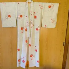 白地に赤い花模様の小紋着物