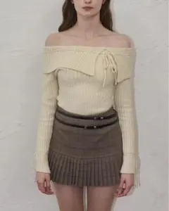 Yilon クリーム色オフショルダーリブニット