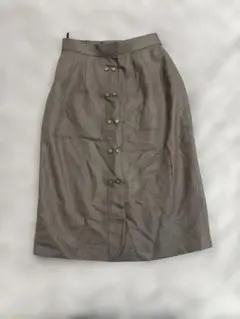 グレー ボタン付きタイトスカート
