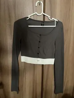 ダークグレー ボタン付き クロップド丈 トップス