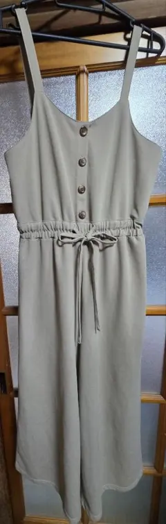 ベージュ ボタン付きサロペット