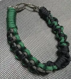 ハンドメイド　携帯ストラップ　携帯アクセサリー　ハンドストラップ　パラコード　緑