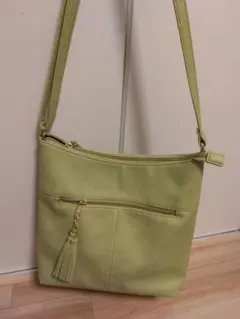 グリーン　若草色のショルダーバッグ　タッセル付き　スッキリ　春