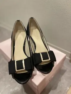 オープントゥパンプス ブラック リボン付き