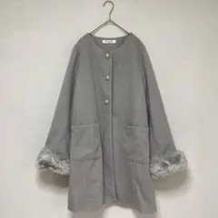【Emsexcite】ノーカラーコート　袖ファー　パールボタン【M】くすみカラーのサムネイル