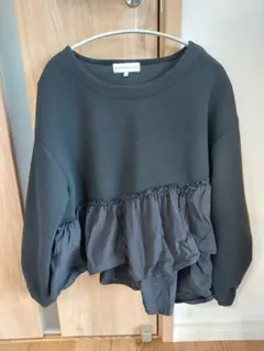 〖しまむら〗フリル付きブラックトレーナー Mサイズ