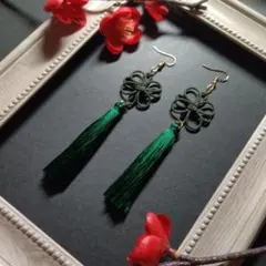 緑色タッセル付きフラワーモチーフピアス