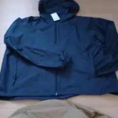 ユニクロ　ポケッタブルUVカットパーカー