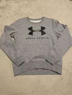 UNDER ARMOUR グレーの長袖スウェット