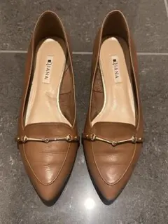 Diana ブラウン ポインテッドトゥ フラットシューズ