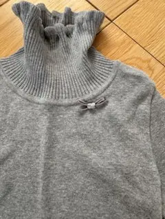familiar グレーのリボン付きタートルネック