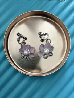 花デザイン クリップ式イヤリング 紫色