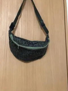 ハンドメイドダークグリーン レオパード柄 ボディバッグ