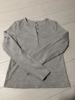 ユニクロ グレー 長袖Tシャツ