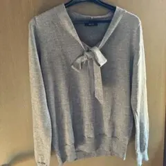 コムサイズム　ボウタイ付きグレー長袖ラメ入りニット